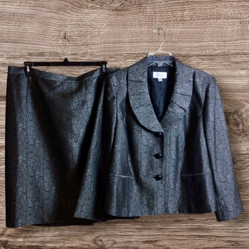 NWT Le Suit 20W Bordeaux black/silver animal print skirt suit.